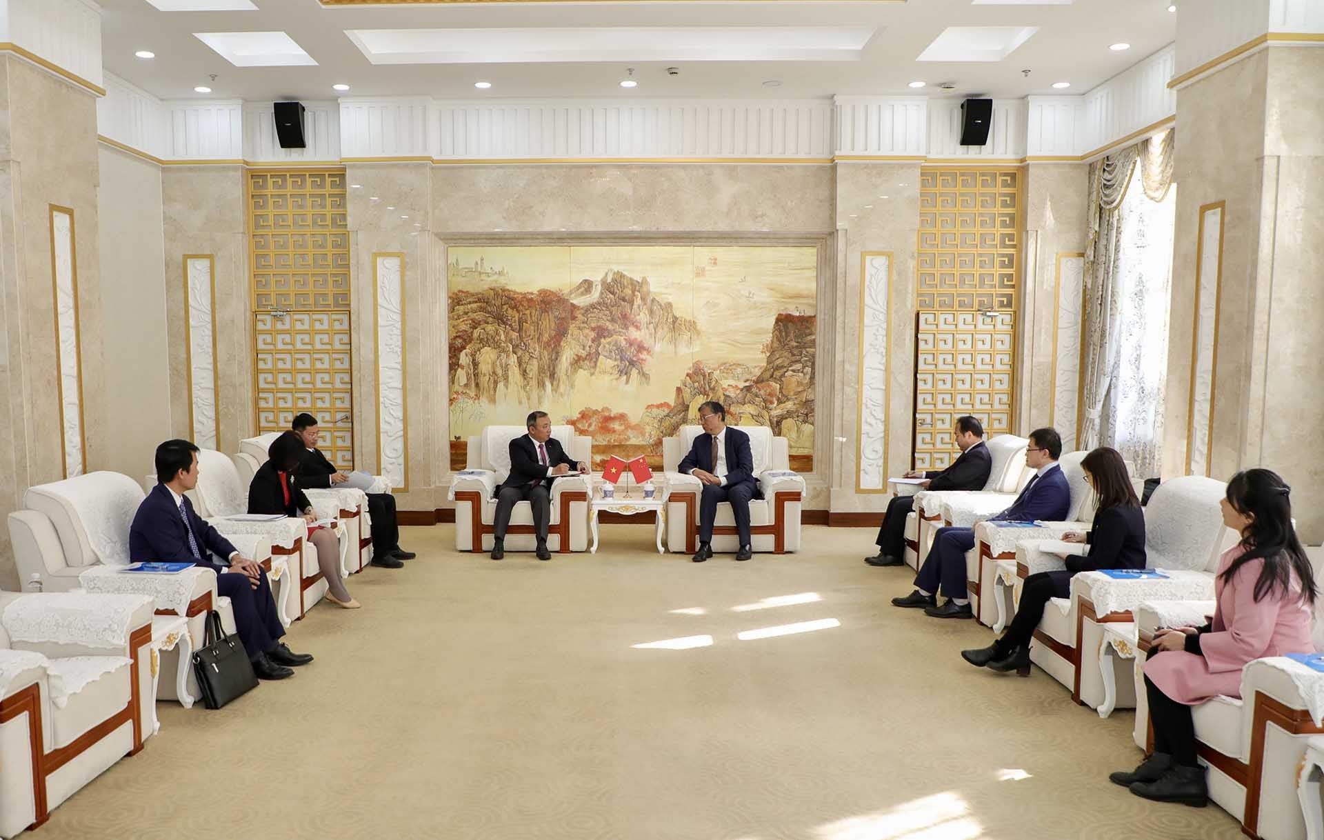 Tổng lãnh sự Nguyễn Thế Tùng thăm, làm việc với Đại học Ngoại ngữ Thượng Hải.