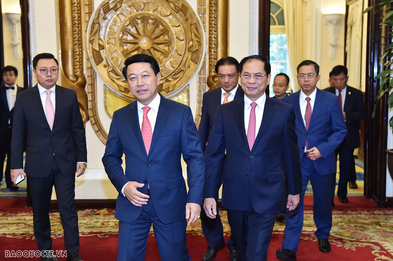 Bên cạnh đó, hai bên sẽ kiểm điểm, đánh giá kết quả hợp tác giữa hai Bộ trong thời gian qua trên cơ sở Thỏa thuận Hợp tác giữa hai Bộ Ngoại giao Việt Nam-Lào giai đoạn 2021-2025; đặc biệt là góp phần quan trọng vào việc tháo gỡ khó khăn, vướng mắc trong quan hệ hợp tác, góp phần phối hợp phục vụ tốt các chuyến thăm, tiếp xúc cấp cao; cùng các bộ, ngành và địa phương của hai nước tiếp tục tích cực triển khai hiệu quả các thỏa thuận cấp cao hai nước. Bên cạnh đó, hai bên sẽ kiểm điểm, đánh giá kết quả hợp tác giữa hai Bộ trong thời gian qua trên cơ sở Thỏa thuận Hợp tác giữa hai Bộ Ngoại giao Việt Nam-Lào giai đoạn 2021-2025; đặc biệt là góp phần quan trọng vào việc tháo gỡ khó khăn, vướng mắc trong quan hệ hợp tác, góp phần phối hợp phục vụ tốt các chuyến thăm, tiếp xúc cấp cao; cùng các bộ, ngành và địa phương của hai nước tiếp tục tích cực triển khai hiệu quả các thỏa thuận cấp cao hai nước.