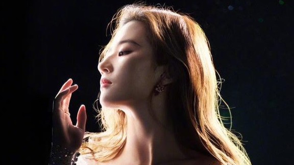 Lưu Diệc Phi chọn đầm của nhà thiết kế Việt Nam để chụp ảnh quảng bá phim hoạt hình