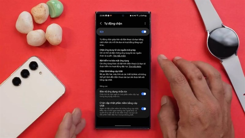 Bật Auto Blocker trên Samsung giúp điện thoại được bảo vệ an toàn hơn