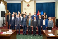 Khen tặng chuyên gia Nga có nhiều đóng góp cho Văn học nghệ thuật Việt Nam