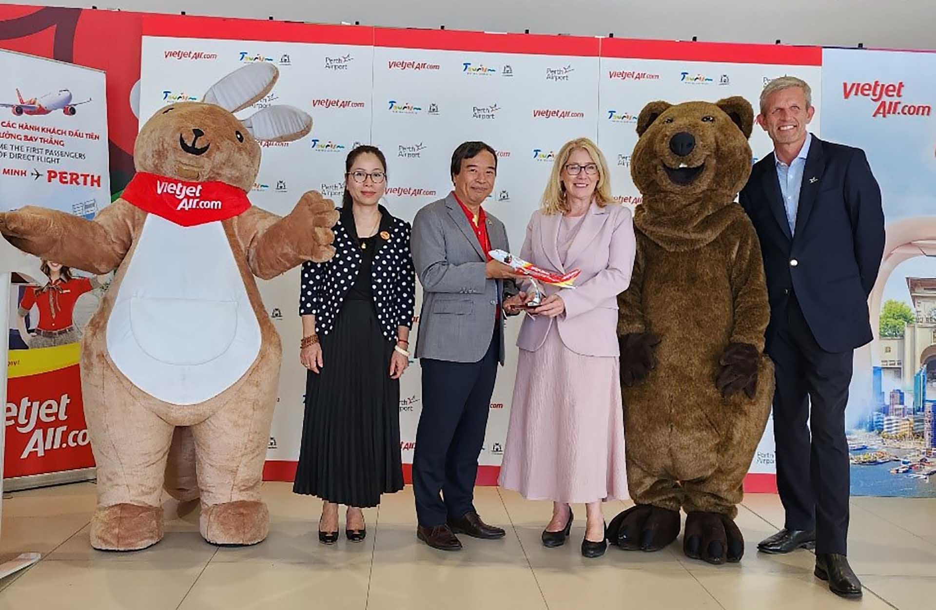 Phó Thủ hiến bang Tây Australia Rita Sofioti, Tổng Lãnh sự Việt Nam tại Perth  Nguyễn Thanh Hà, Giám đốc điều hành Sân bay Perth Scott Woodward, Phó Tổng giám đốc Vietjet Air Nguyễn Đức Thịnh tham dự buổi lễ.