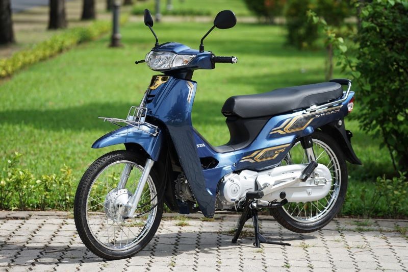 Honda Dream 2024 vẫn giữ phom dáng cũ nhưng nhìn hiện đại hơn trước. Honda Dream 2024 vẫn giữ phom dáng cũ nhưng nhìn hiện đại hơn trước.