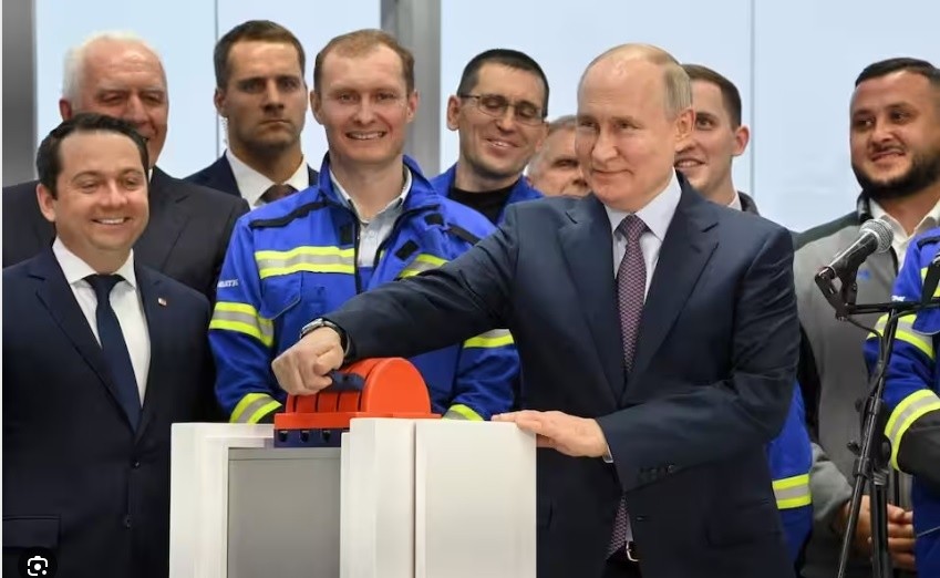 Tổng thống Nga Vladimir Putin đã khởi động dây chuyền đầu tiên trong dự án LNG 2 Bắc Cực tại Murmansk (Nga, tháng 7/2023. (Nguồn: AFP) Tổng thống Nga Vladimir Putin đã khởi động dây chuyền đầu tiên trong dự án LNG 2 Bắc Cực tại Murmansk (Nga, tháng 7/2023. (Nguồn: AFP)