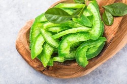 Gội đầu với nước đun vỏ bưởi kết hợp sả, bồ kết giúp mái tóc bóng mượt và tinh thần thư thái