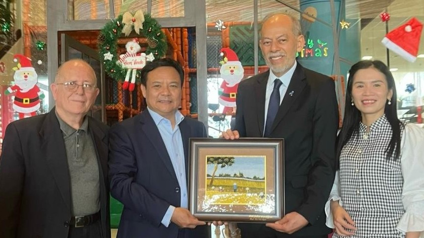 Đại sứ Bùi Văn Nghị làm việc với cựu Thượng Nghị sỹ, Thứ trưởng thường trực Bộ Khoa học, Công nghệ và Đổi mới Brazil