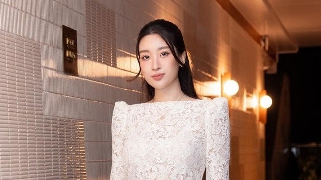 Hoa hậu Đỗ Mỹ Linh dịu dàng cùng phong cách thời trang đơn sắc nhẹ nhàng