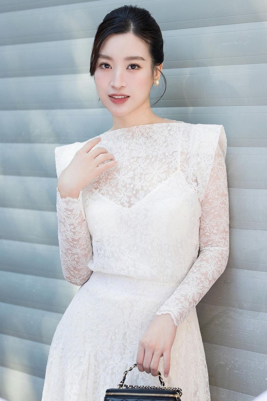 Hoa hậu Đỗ Mỹ Linh dịu dàng cùng phong cách thời trang đơn sắc nhẹ nhàng