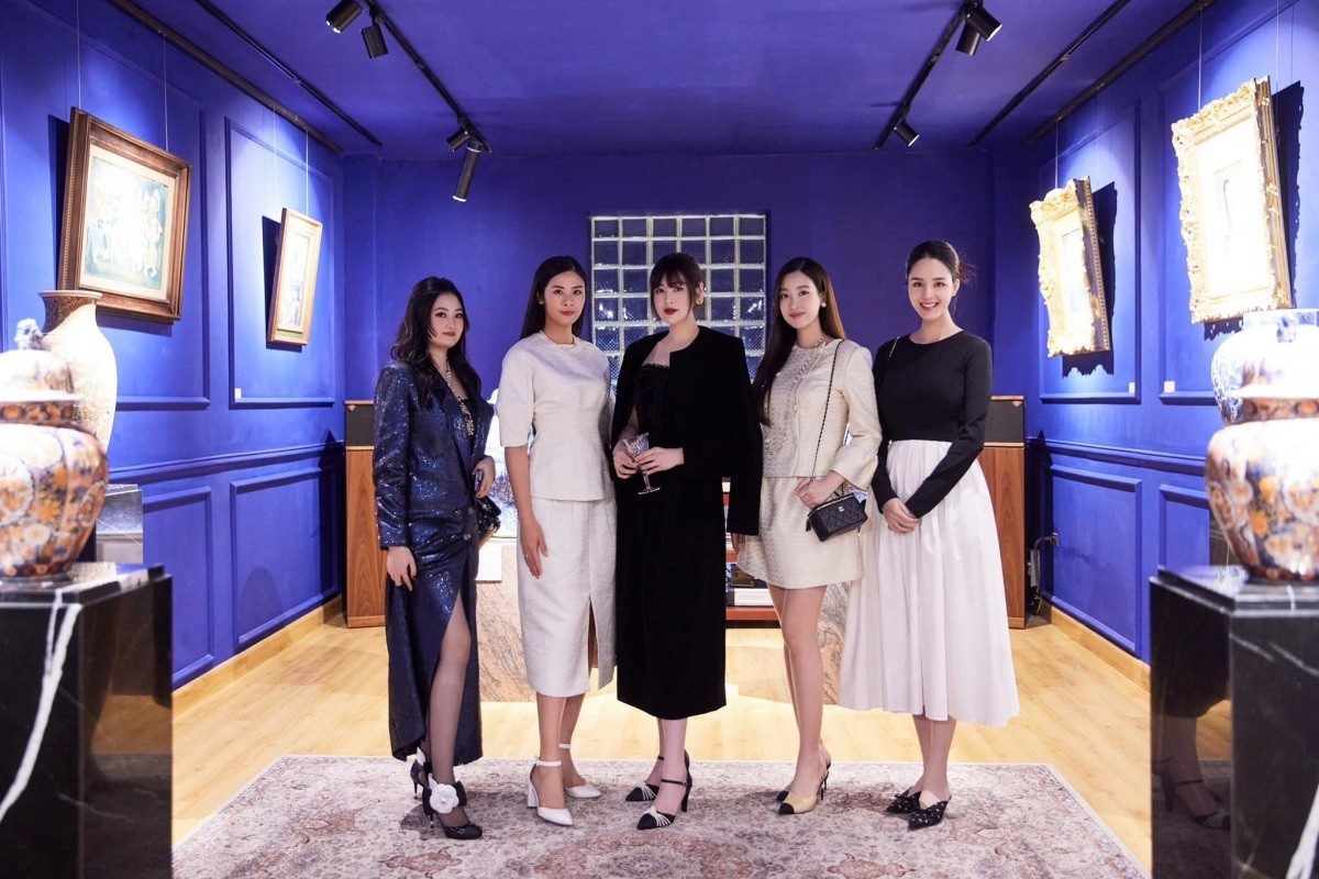 Hoa hậu Đỗ Mỹ Linh dịu dàng cùng phong cách thời trang đơn sắc nhẹ nhàng