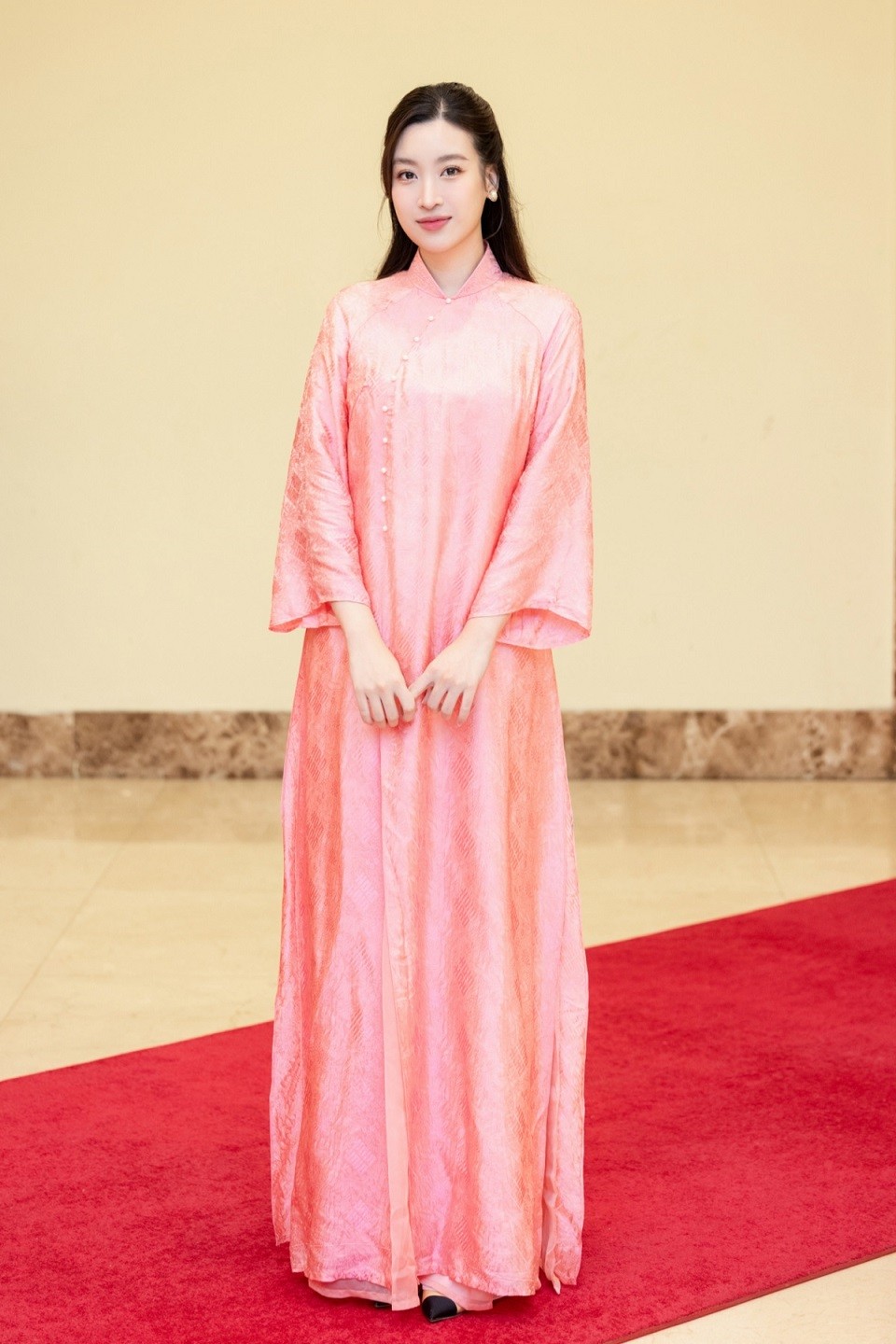 Hoa hậu Đỗ Mỹ Linh dịu dàng cùng phong cách thời trang đơn sắc nhẹ nhàng