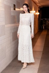 Hoa hậu Đỗ Mỹ Linh dịu dàng cùng phong cách thời trang đơn sắc nhẹ nhàng