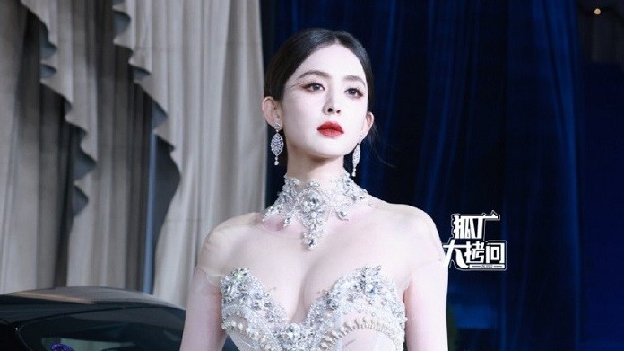 Mỹ nhân Trung Quốc Cổ Lực Na Trát xinh đẹp như tiên nữ với đầm trắng nhà thiết kế Việt