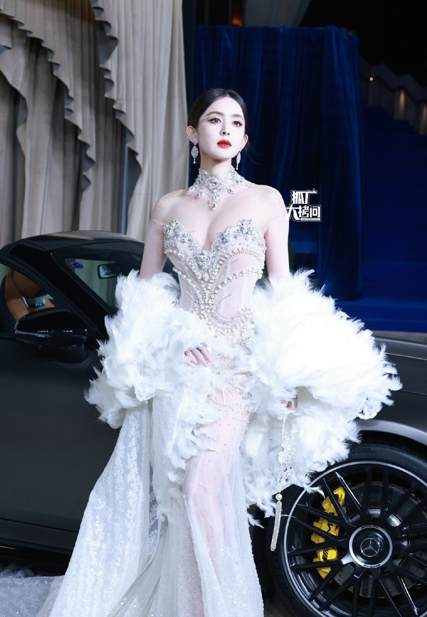 Mỹ nhân Trung Quốc Cổ Lực Na Trát xinh đẹp như tiên nữ với đầm trắng nhà thiết kế Việt Mỹ nhân Trung Quốc Cổ Lực Na Trát xinh đẹp như tiên nữ với đầm trắng nhà thiết kế Việt