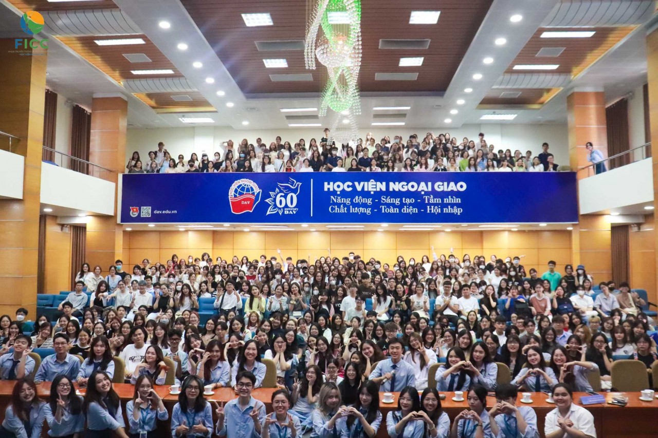 Tân sinh viên K50 của Khoa Truyền thông và văn hóa đối ngoại