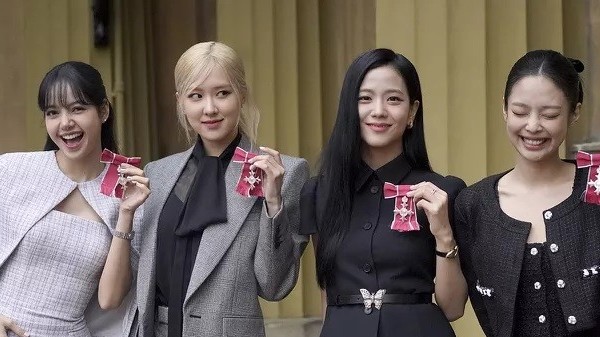 Fan Hàn Quốc chào đón và tặng quà 3 thành viên nhóm nhạc nữ BlackPink trở về từ Anh