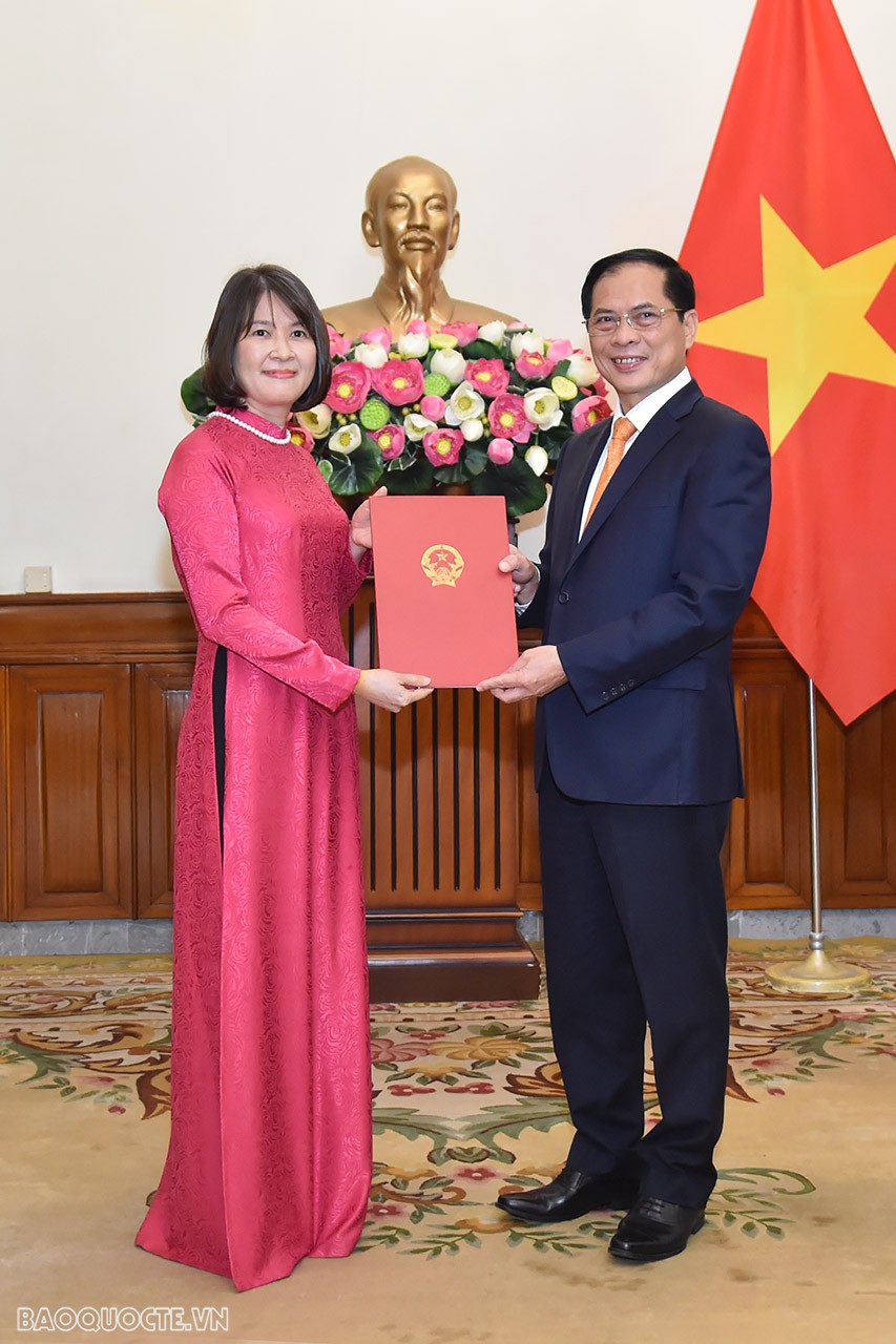 Tại buổi lễ, Ủy viên Trung ương Đảng, Bộ trưởng Ngoại giao Bùi Thanh Sơn trao quyết định bổ nhiệm bà Nguyễn Thị Thìn, Trưởng ban, Ban Đào tạo, Học viện Ngoại giao, giữ chức Phó Giám đốc, Học viện Ngoại giao.