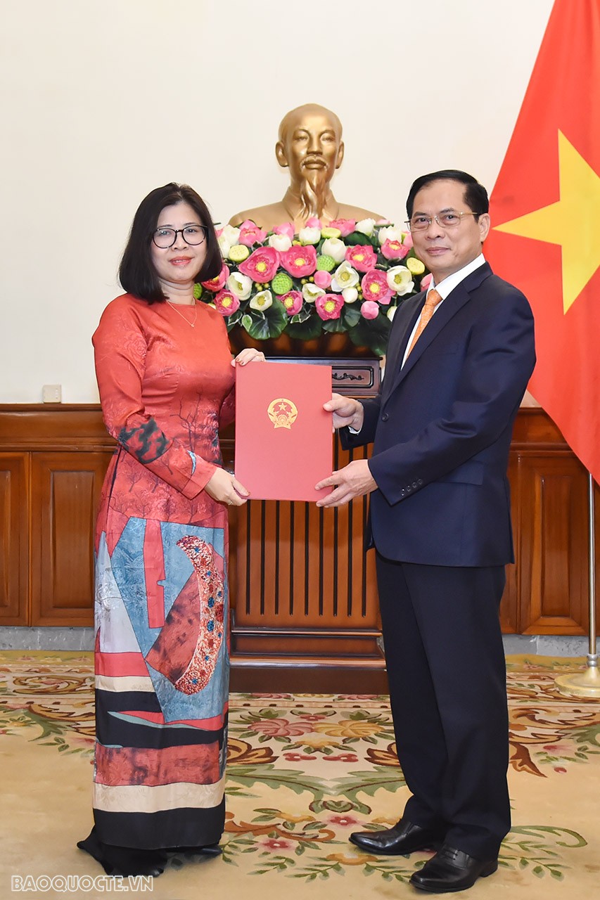 Ủy viên Trung ương Đảng, Bộ trưởng Ngoại giao Bùi Thanh Sơn trao quyết định điều động, bổ nhiệm bà Đoàn Phương Lan, Quyền Cục trưởng, Cục Quản trị Tài vụ, giữ chức Vụ trưởng Vụ Tổng hợp kinh tế.