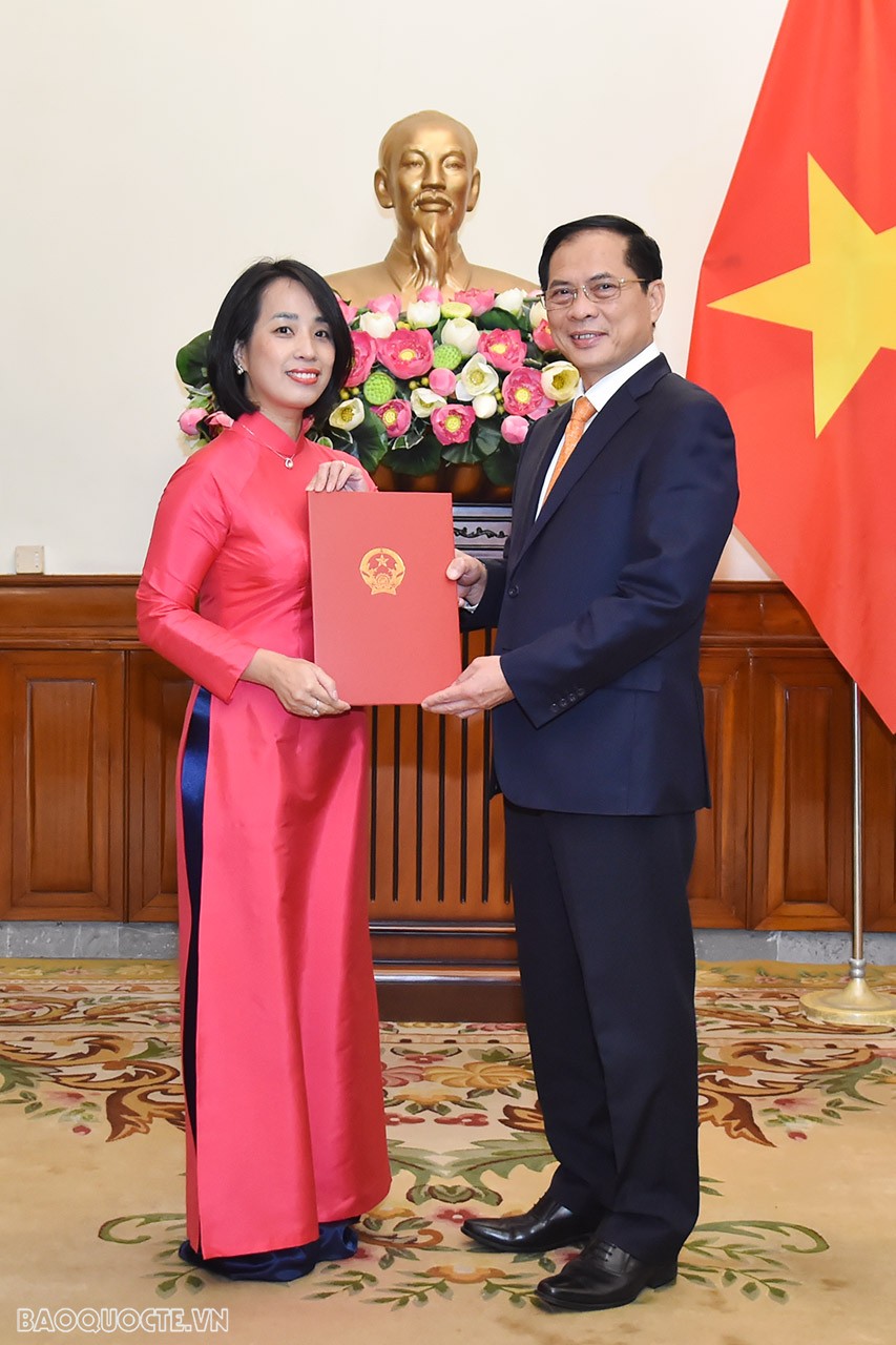 Ủy viên Trung ương Đảng, Bộ trưởng Ngoại giao Bùi Thanh Sơn trao quyết định bổ nhiệm bà Phạm Thu Hằng, Quyền Vụ trưởng, Vụ Thông tin Báo chí, giữ chức Vụ trưởng, Vụ Thông tin Báo chí.