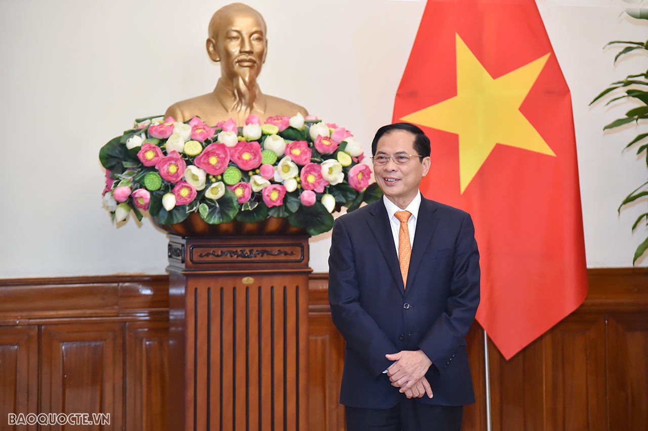 Phát biểu tại lễ trao quyết định bổ nhiệm, Bộ trưởng Ngoại giao Bùi Thanh Sơn chúc mừng các cán bộ được bổ nhiệm vào vị trí công tác mới; đồng thời khẳng định đây là sự tin tưởng của Ban cán sự Đảng Bộ đối với năng lực, kinh nghiệm công tác của cán bộ. Bộ trưởng nhấn mạnh, toàn ngành đối ngoại tiếp tục quyết liệt triển khai đường lối đối ngoại theo Nghị quyết Đại hội XIII của Đảng, phát huy mạnh mẽ vai trò tiên phong, giữ vững môi trường hòa bình, ổn định phục vụ phát triển đất nước, từ đó nâng cao vị thế và uy tín đất nước trên trường quốc tế.