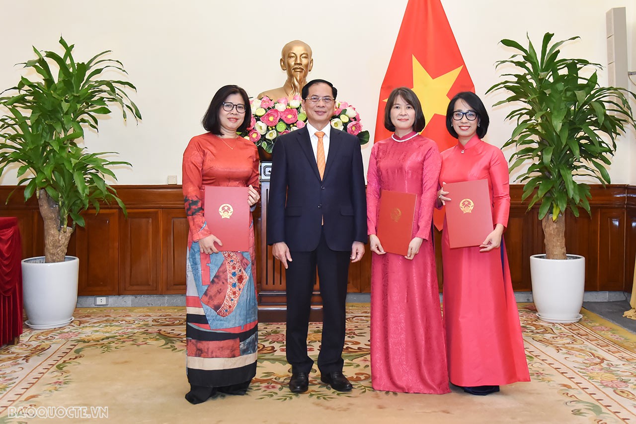 Giao nhiệm vụ cụ thể cho từng cán bộ, Bộ trưởng mong muốn, các cán bộ được bổ nhiệm vị trí công tác mới tiếp tục nỗ lực hết sức mình, phát huy năng lực, sở trường, tinh thần chủ động, dấn thân, phối hợp tốt với các đơn vị liên quan để hoàn thành xuất sắc nhiệm vụ tiên phong mở đường, đồng hành, phục vụ lợi ích của người dân, địa phương và doanh nghiệp trong hội nhập quốc tế; xây dựng ngành Ngoại giao trong sạch, toàn diện, hiện đại.