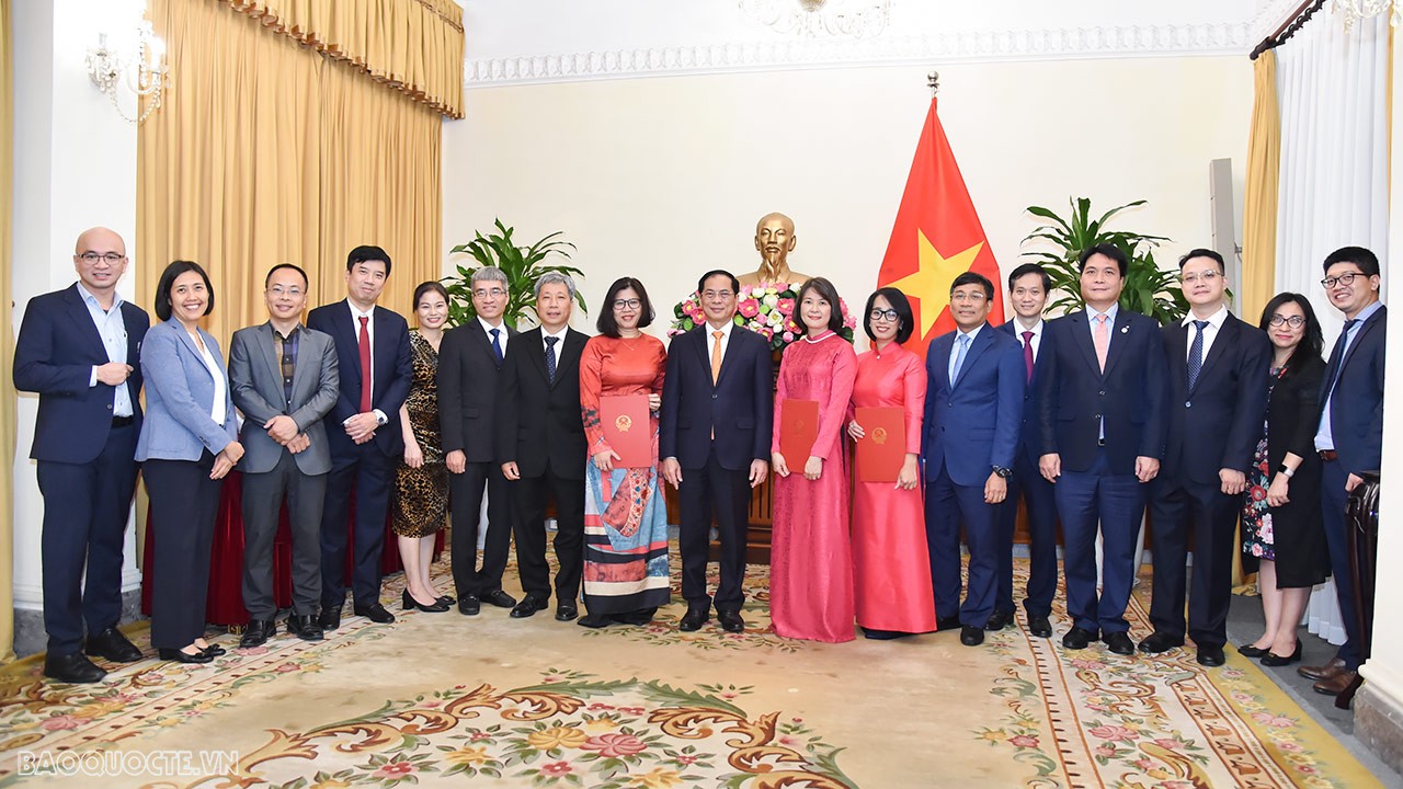 Các cán bộ mới được bổ nhiệm bày tỏ vinh dự khi được Ban Cán sự Đảng Bộ, Bộ trưởng Bùi Thanh Sơn tin tưởng phân công nhiệm vụ mới; khẳng định cùng với tập thể đơn vị nỗ lực hết sức mình, trên tinh thần phụng sự, tiếp tục đổi mới phương thức làm việc, hoàn thành tốt công việc được giao, xứng đáng với sự tin cậy của Bộ trưởng và tập thể Lãnh đạo Bộ.