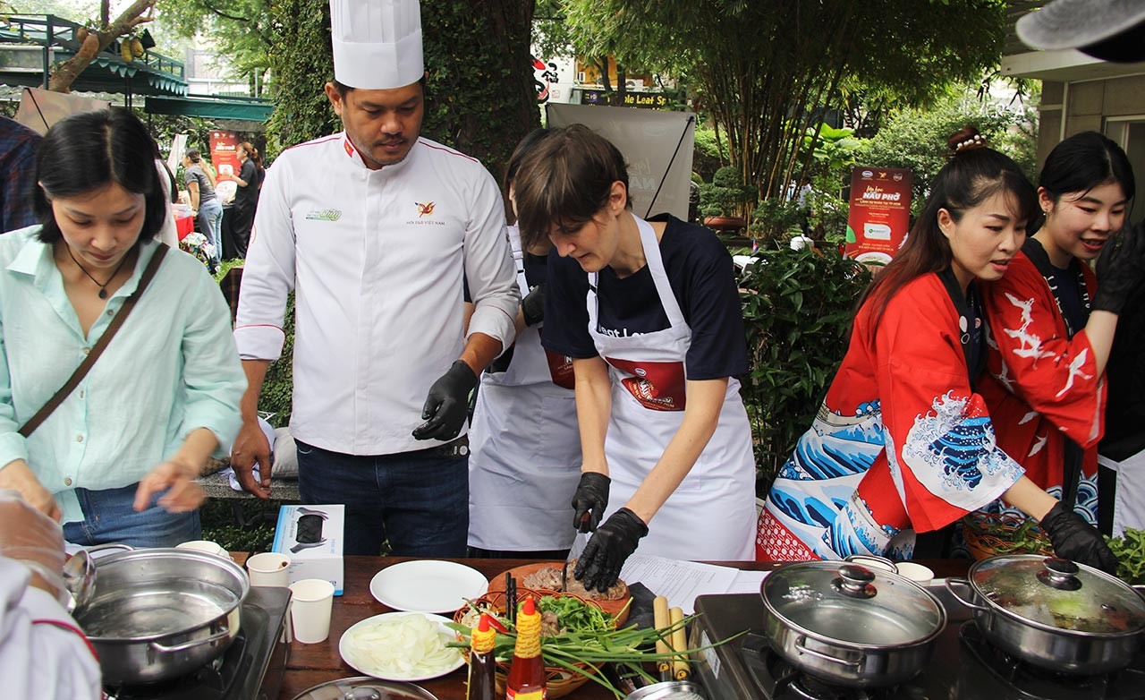 Lớp học nấu phở dành cho Lãnh sự đoàn tại TP. Hồ Chí Minh
