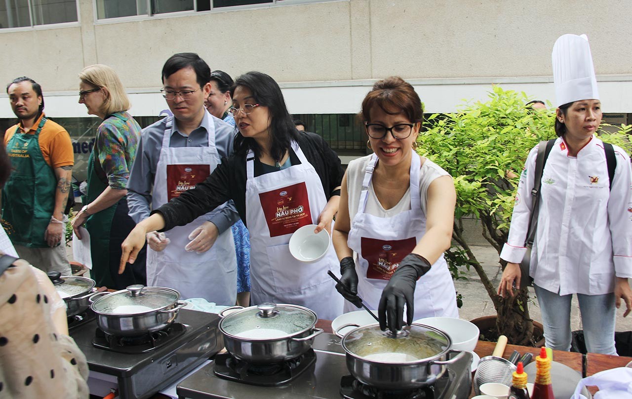 Lớp học nấu phở dành cho Lãnh sự đoàn tại TP. Hồ Chí Minh