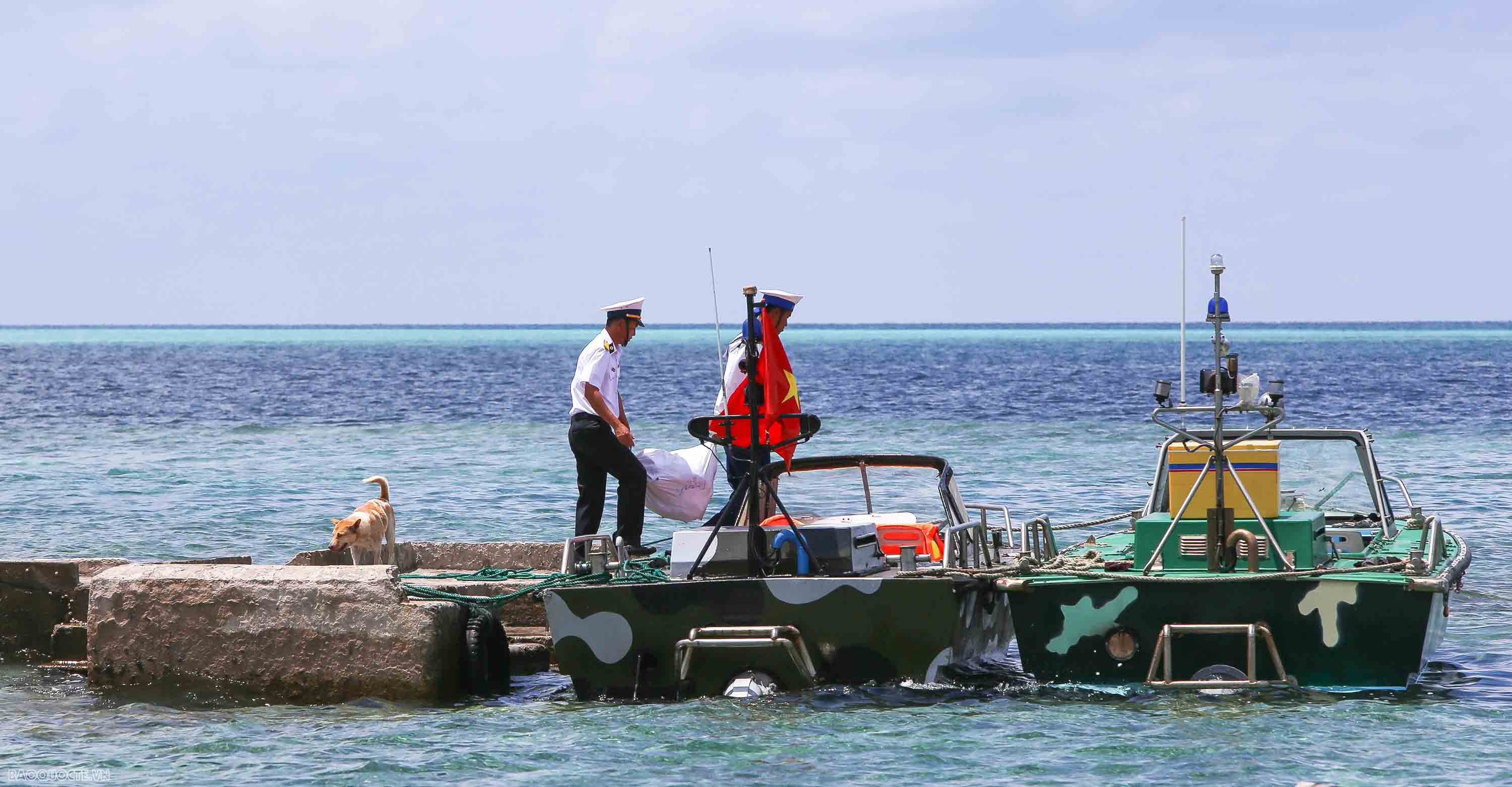 Những người bạn 4 chân của chiến sĩ Trường Sa