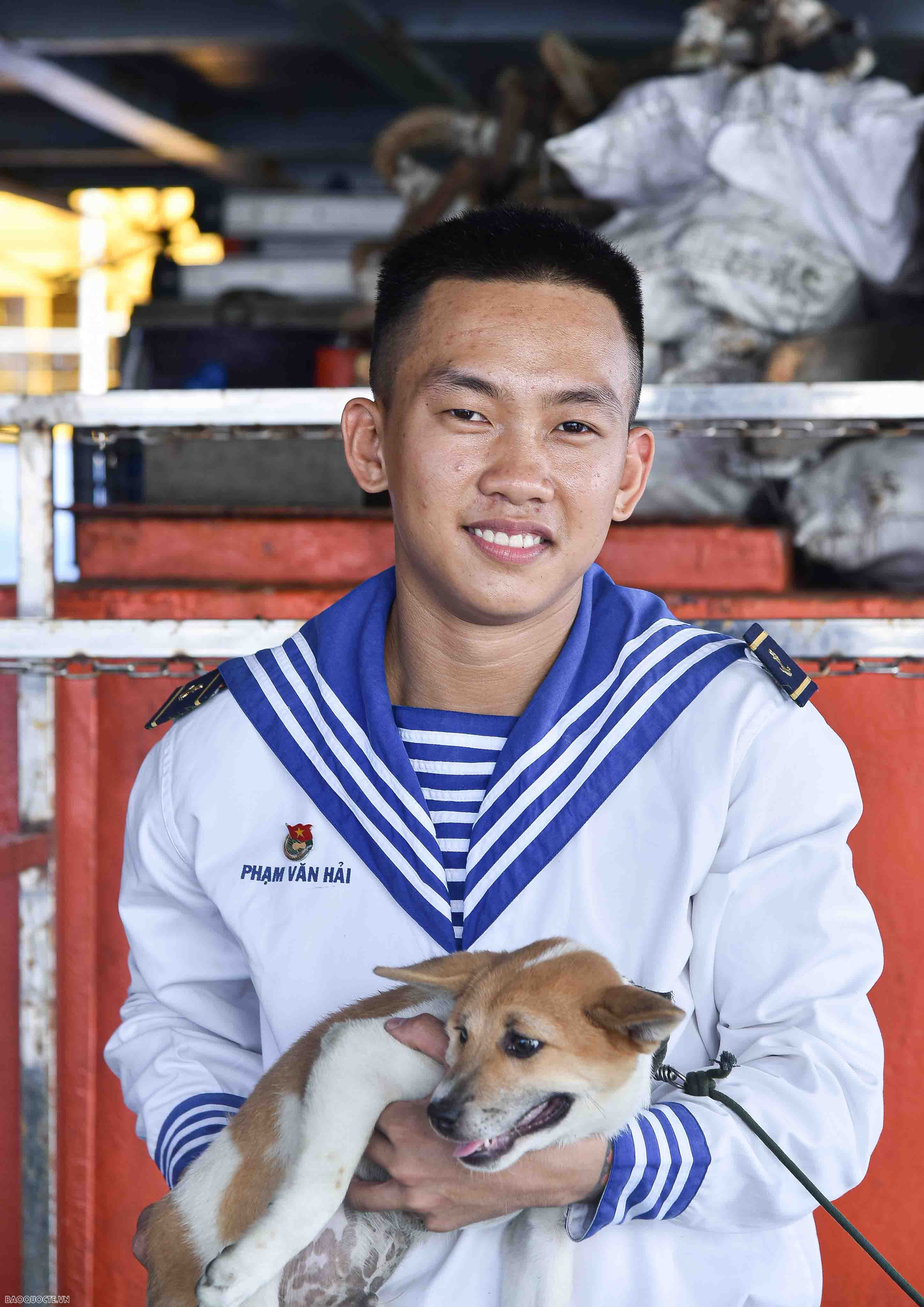 Những người bạn 4 chân của chiến sĩ Trường Sa