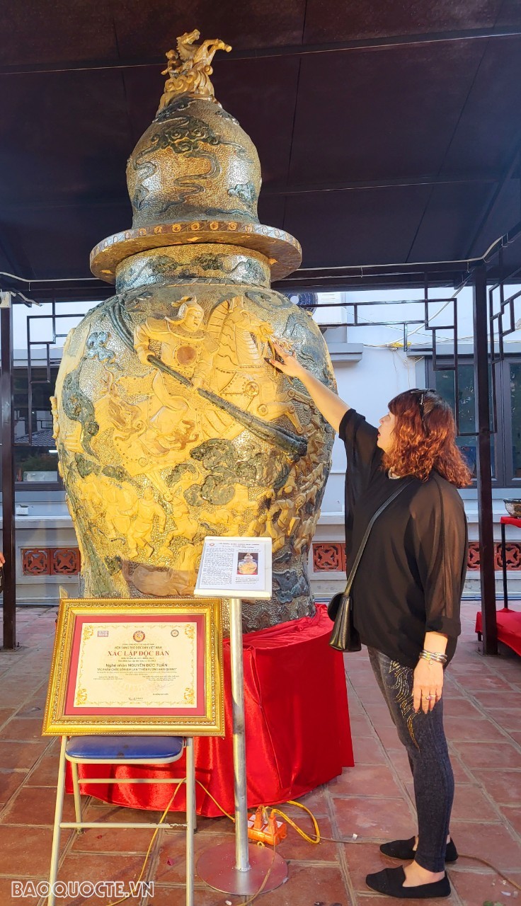 2-	Tác phẩm Thiên Vương khai Giang. Chóe độc bản cao 3m,15; rộng: 1m60, nặng 1.600kg của nghệ nhân Nguyễn Đức Tuấn được xác lập kỷ lục độc bản. (Ảnh: Mathias) (Ảnh Mathias)