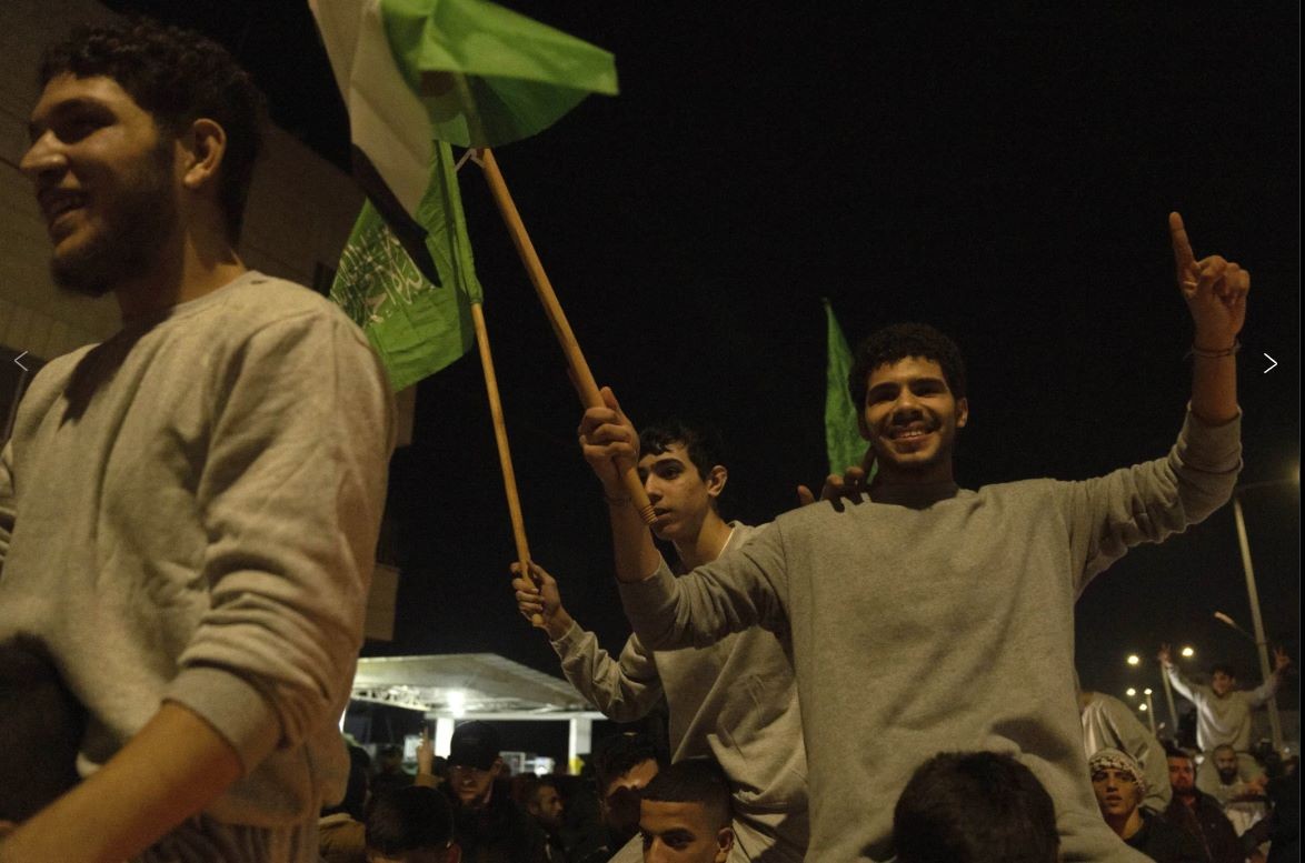 Các cựu tù nhân Palestine được phía Israel trả tự do trong đợt đầu tiên. (Nguồn: AP) Các cựu tù nhân Palestine được phía Israel trả tự do trong đợt đầu tiên. (Nguồn: AP)