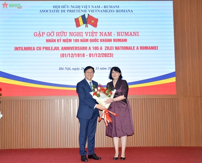 Gặp gỡ hữu nghị nhân kỷ niệm 105 năm Quốc khánh Romania Gặp gỡ hữu nghị nhân kỷ niệm 105 năm Quốc khánh Romania