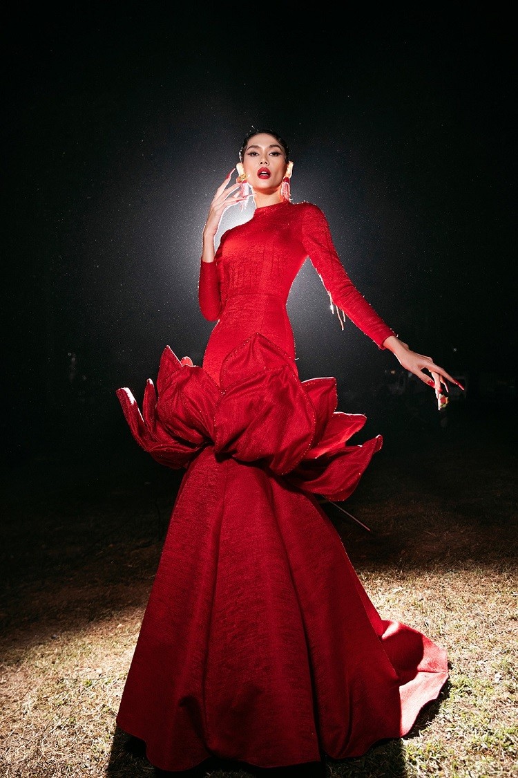 Siêu mẫu Võ Hoàng Yến, Hoa hậu Tiểu Vy, Nông Thúy Hằng, Bảo Ngọc trình diễn thời trang tại Hải Dương