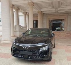 Lộ diện hình ảnh xe điện VinFast VF7 bản thương mại tại Việt Nam