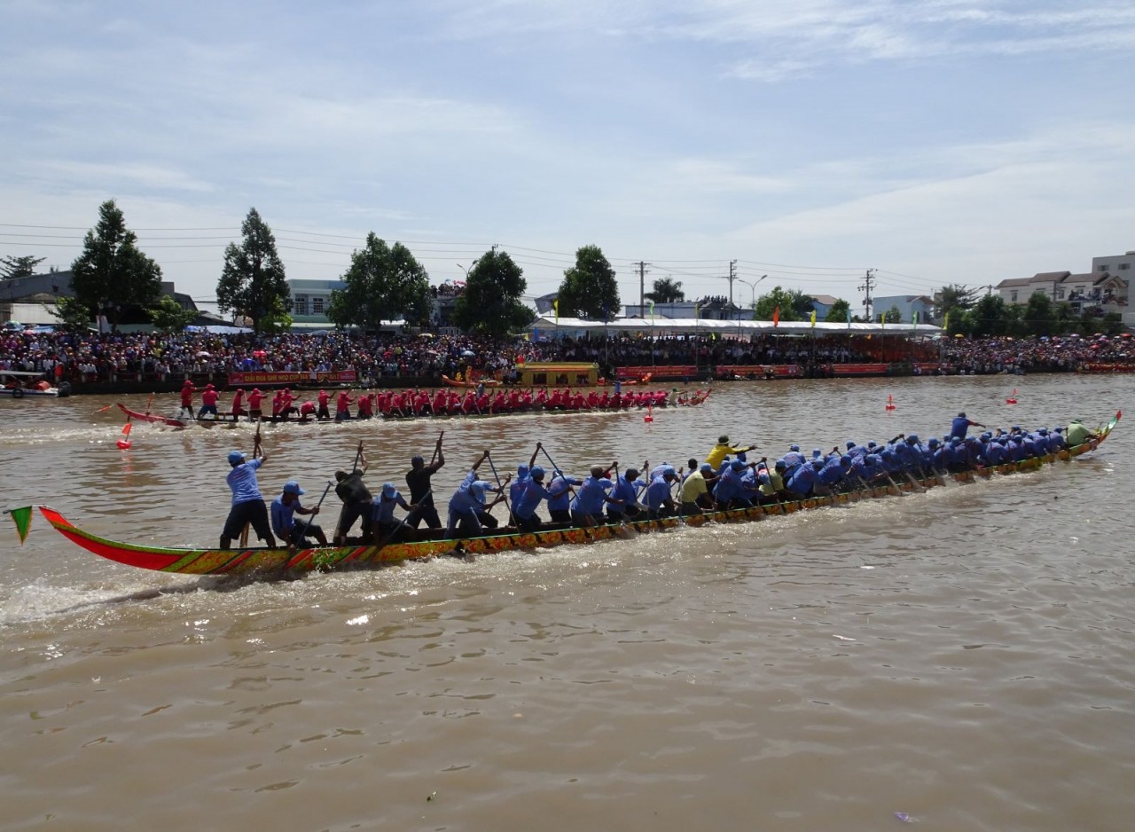 Chung kết nam ở nội dung 1.200m, đội ghe ngo chùa Tum Núp 2 (xã An Ninh, huyện Châu Thành, tỉnh Sóc Trăng) với đội ghe ngo chùa Nô Rên Răng Sây (thị trấn Châu Hưng, huyện Thạnh Trị, tỉnh Sóc Trăng). (Ảnh: Phương Nghi)