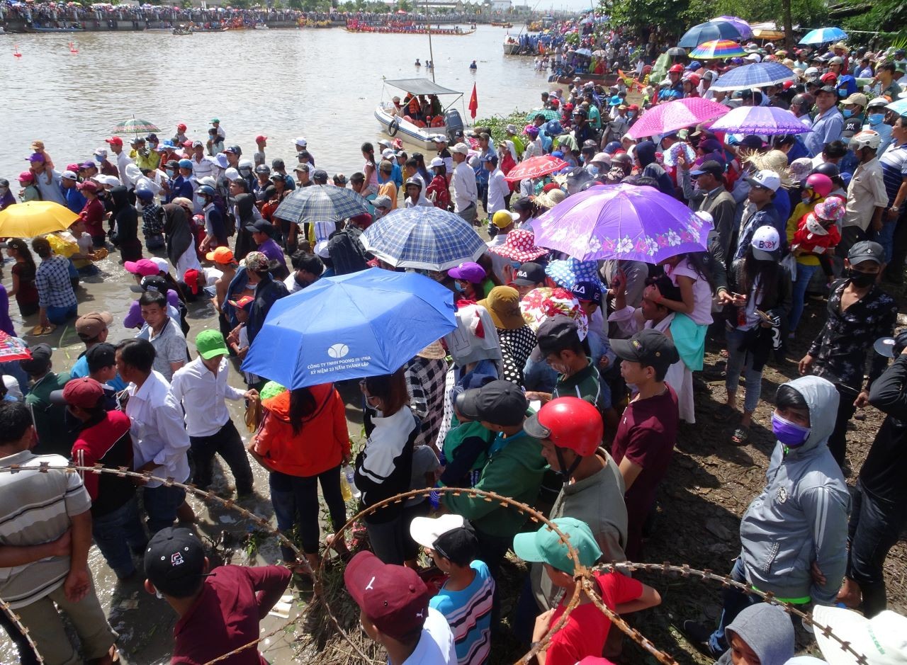 Trước giờ khai cuộc ngày hội đua ghe ngo đồng bào Khmer, hai bên bờ sông Maspero hàng vạn ngàn người đến xem đua ghe Ngo, hoà trong tiếng reo hò vỗ tay cỗ vũ náo động cả mặt sông. (Ảnh: Phương Nghi)