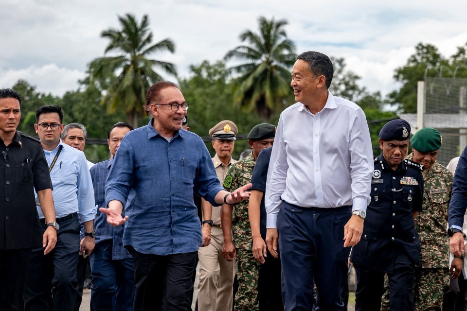 Thủ tướng Thái Lan Srettha Thavisin gặp người đồng cấp Malaysia Anwar Ibrahim tại trụ sở hải quan cửa khẩu biên giới Sadao mới mở, thuộc tỉnh Songkhla ở miền Nam Thái Lan ngày 27/11/2023. (Nguồn: AFP) Thủ tướng Thái Lan Srettha Thavisin gặp người đồng cấp Malaysia Anwar Ibrahim tại trụ sở hải quan cửa khẩu biên giới Sadao mới mở, thuộc tỉnh Songkhla ở miền Nam Thái Lan ngày 27/11/2023. (Nguồn: AFP)