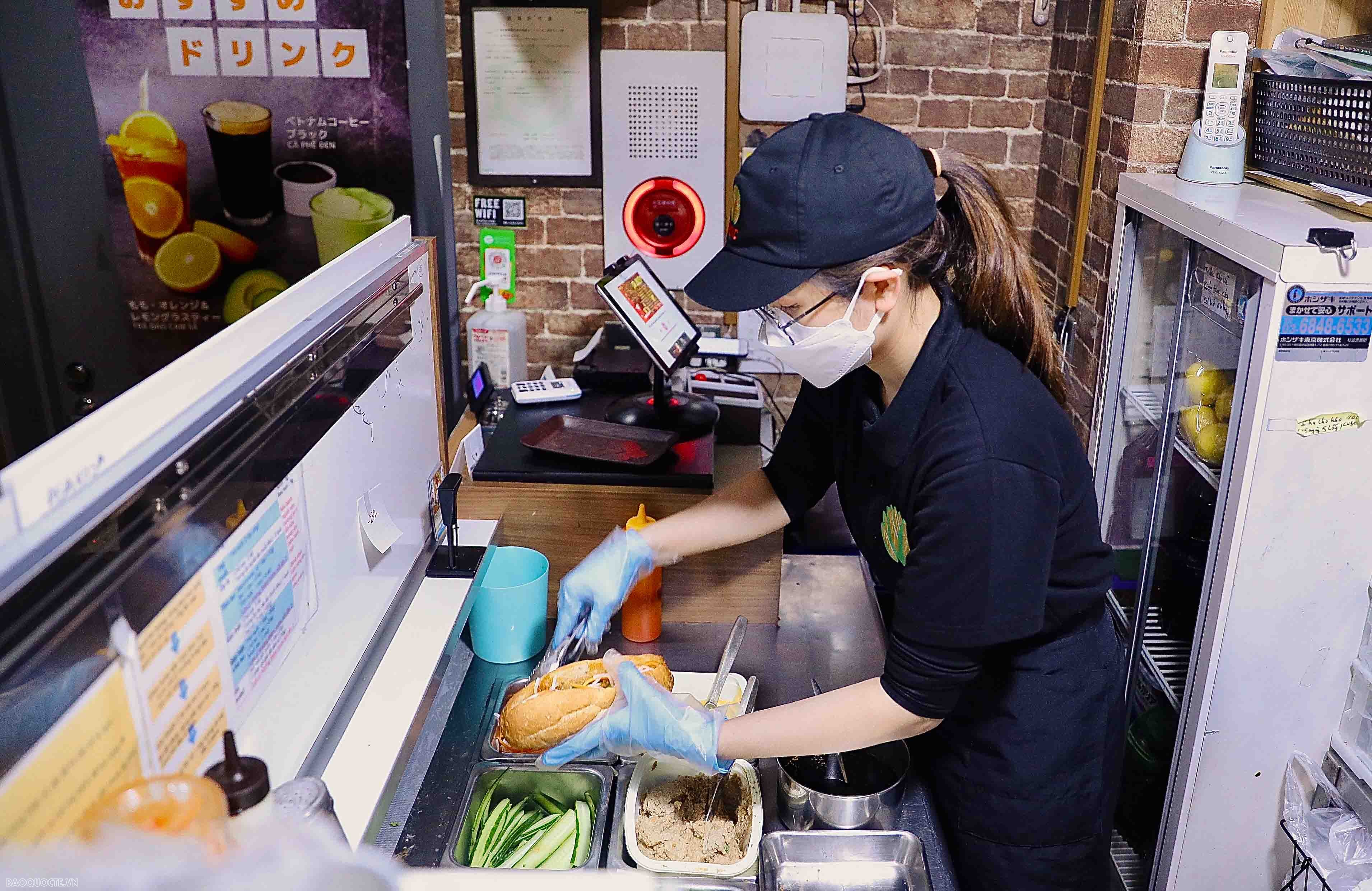 Chủ tịch nước và Phu nhân cùng quan chức Nhật Bản thưởng thức bánh mì, cafe giữa lòng Tokyo