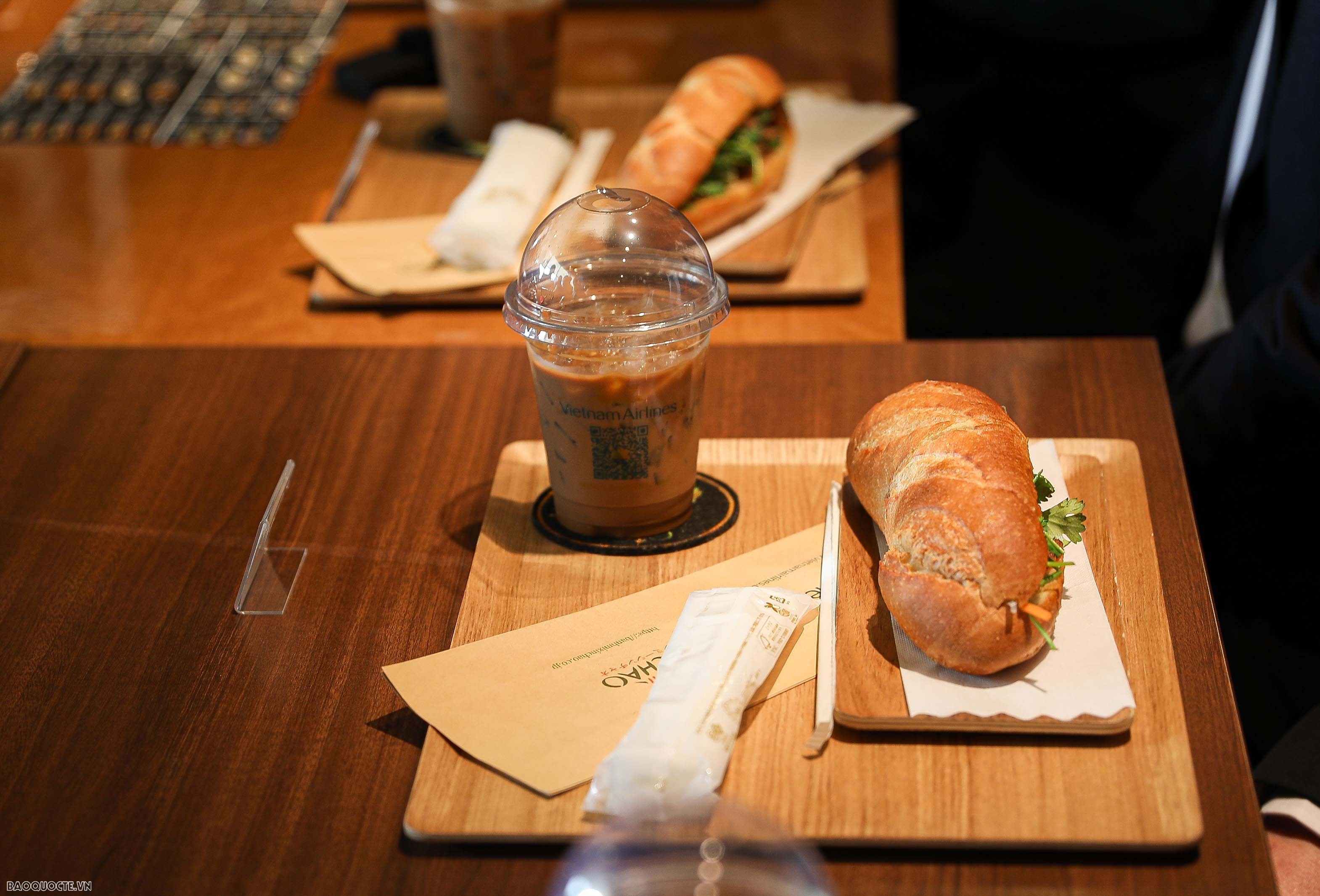 Chủ tịch nước và Phu nhân cùng quan chức Nhật Bản thưởng thức bánh mì, cafe giữa lòng Tokyo