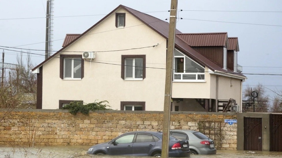 Gió bão, tuyết rơi dày, lũ lụt hoành hành ở Nga, Ukraine và Moldova