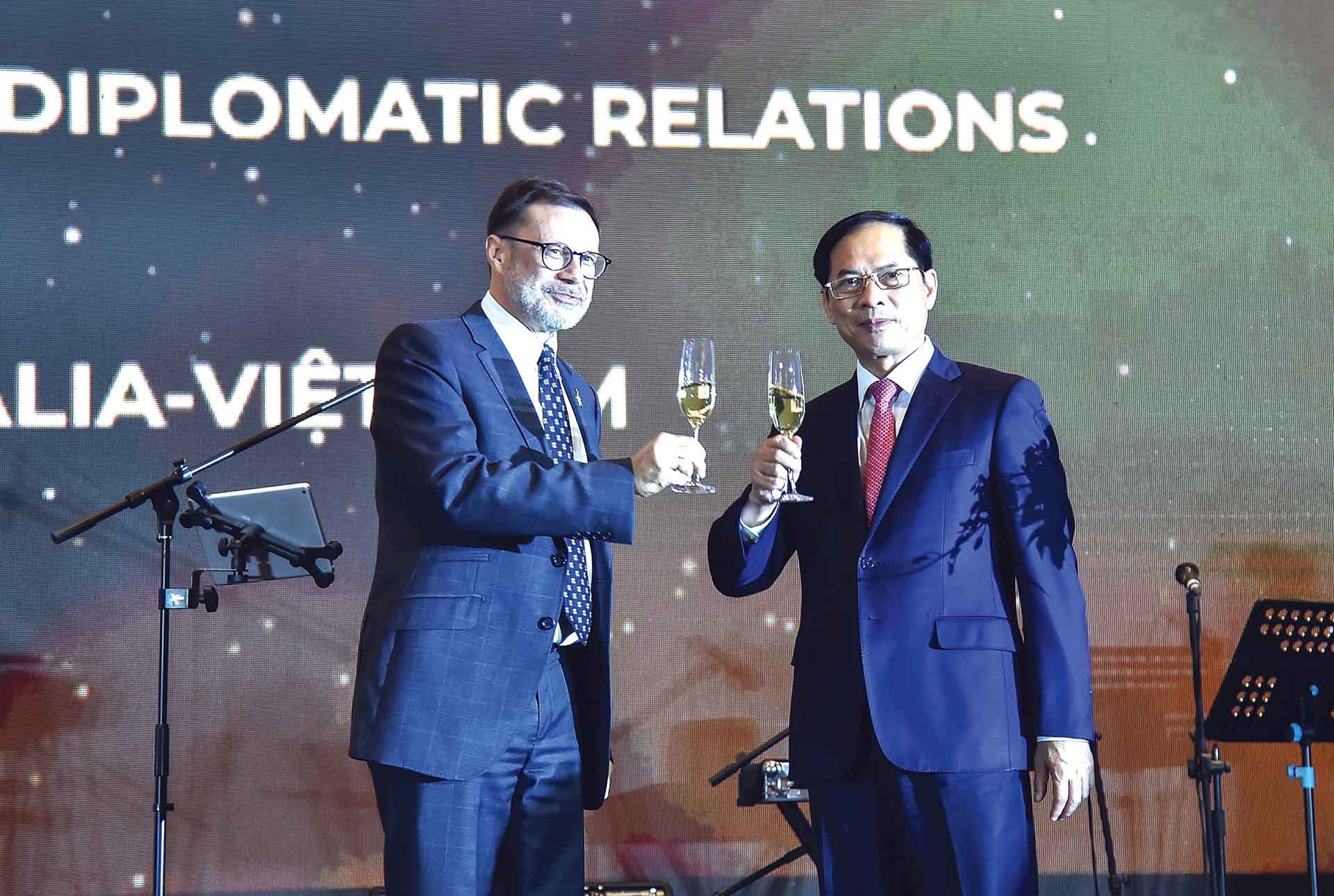 Bộ trưởng Ngoại giao Bùi Thanh Sơn và Đại sứ Andrew Goledzinowski tại Lễ kỷ niệm 50 năm thiết lập quan hệ ngoại giao Việt Nam-Australia tại Hà Nội, ngày 24/2/2023. (Nguồn: TTXVN) Bộ trưởng Ngoại giao Bùi Thanh Sơn và Đại sứ Andrew Goledzinowski tại Lễ kỷ niệm 50 năm thiết lập quan hệ ngoại giao Việt Nam-Australia tại Hà Nội, ngày 24/2/2023. (Nguồn: TTXVN)