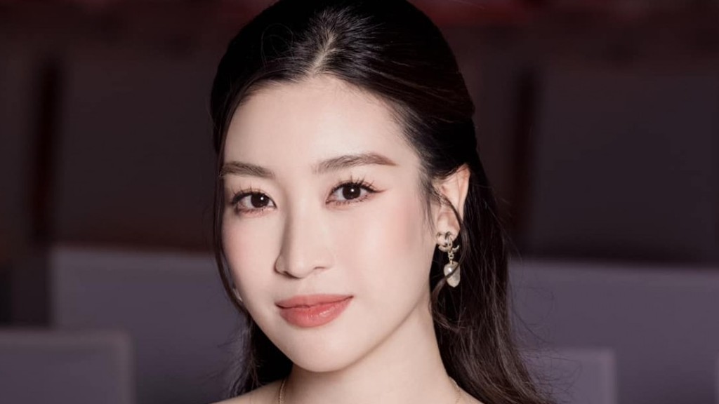 Hoa hậu Đỗ Mỹ Linh thu hút mọi ánh nhìn bởi thần thái rạng rỡ