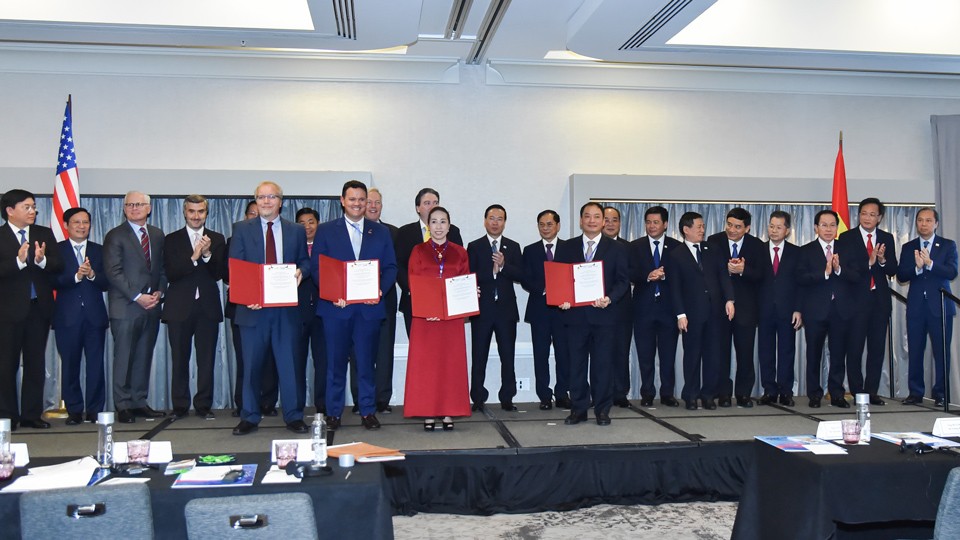 Tại Tọa đàm, Chủ tịch nước Võ Văn Thưởng và các đại biểu bộ, ngành hai nước cũng đã chứng kiến lễ trao các thỏa thuận hợp tác giữa bộ, ngành, địa phương hai nước trong một số lĩnh vực như: giáo dục và đào tạo; giảm phát thải khí nhà kính; phát triển các k