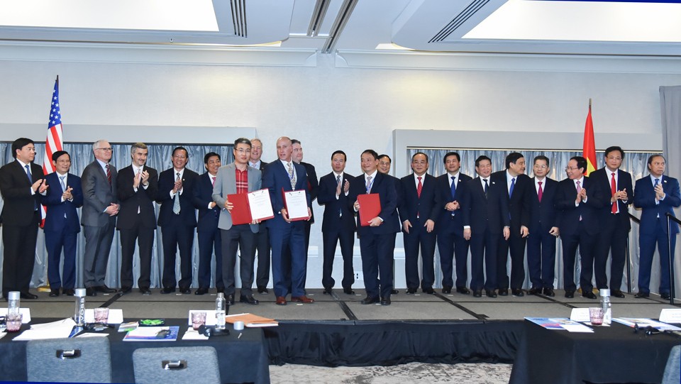 Tại Tọa đàm, Chủ tịch nước Võ Văn Thưởng và các đại biểu bộ, ngành hai nước cũng đã chứng kiến lễ trao các thỏa thuận hợp tác giữa bộ, ngành, địa phương hai nước trong một số lĩnh vực như: giáo dục và đào tạo; giảm phát thải khí nhà kính; phát triển các k