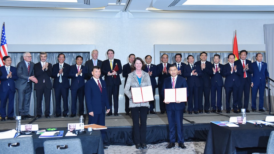 Tại Tọa đàm, Chủ tịch nước Võ Văn Thưởng và các đại biểu bộ, ngành hai nước cũng đã chứng kiến lễ trao các thỏa thuận hợp tác giữa bộ, ngành, địa phương hai nước trong một số lĩnh vực như: giáo dục và đào tạo; giảm phát thải khí nhà kính; phát triển các k