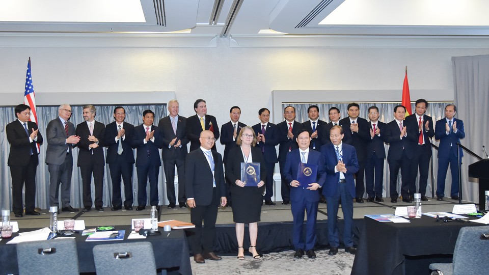 Tại Tọa đàm, Chủ tịch nước Võ Văn Thưởng và các đại biểu bộ, ngành hai nước cũng đã chứng kiến lễ trao các thỏa thuận hợp tác giữa bộ, ngành, địa phương hai nước trong một số lĩnh vực như: giáo dục và đào tạo; giảm phát thải khí nhà kính; phát triển các k