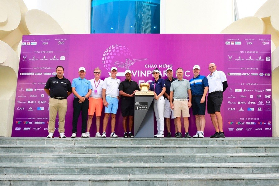 Hoa khôi bóng chuyền Kim Huệ rước cúp ở giải golf huyền thoại lần đầu tiên được tổ chức tại Việt Nam và Đông Nam Á Hoa khôi bóng chuyền Kim Huệ rước cúp ở giải golf huyền thoại lần đầu tiên được tổ chức tại Việt Nam và Đông Nam Á