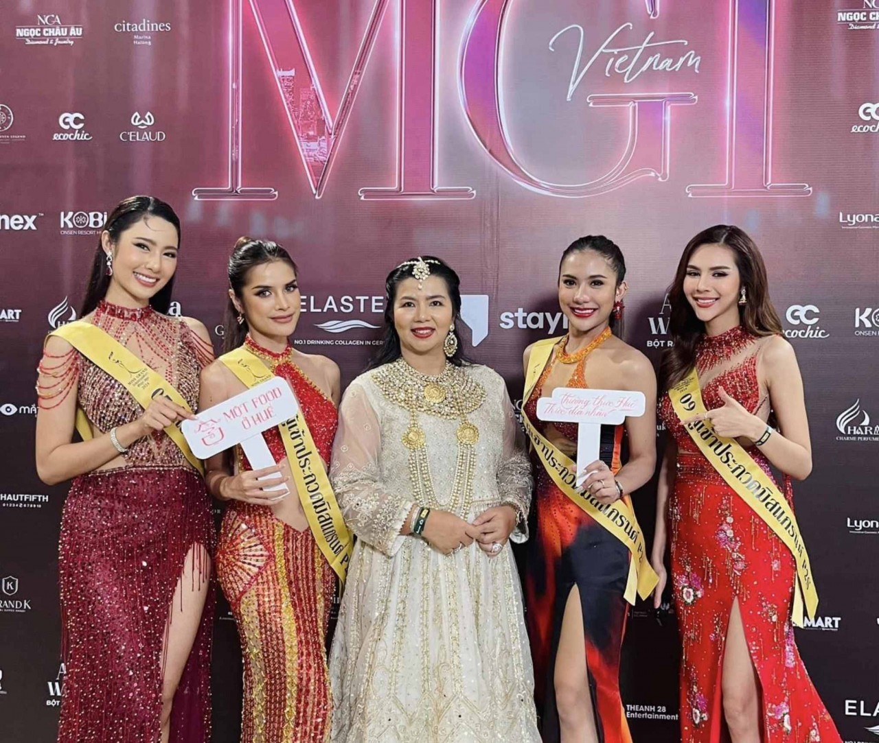 Các thí sinh Miss Grand Thailand 2023 chụp cùng Hashtag “Một Food ở Huế”. (Ảnh: BTC) Các thí sinh Miss Grand Thailand 2023 chụp cùng Hashtag “Một Food ở Huế”. (Ảnh: BTC)