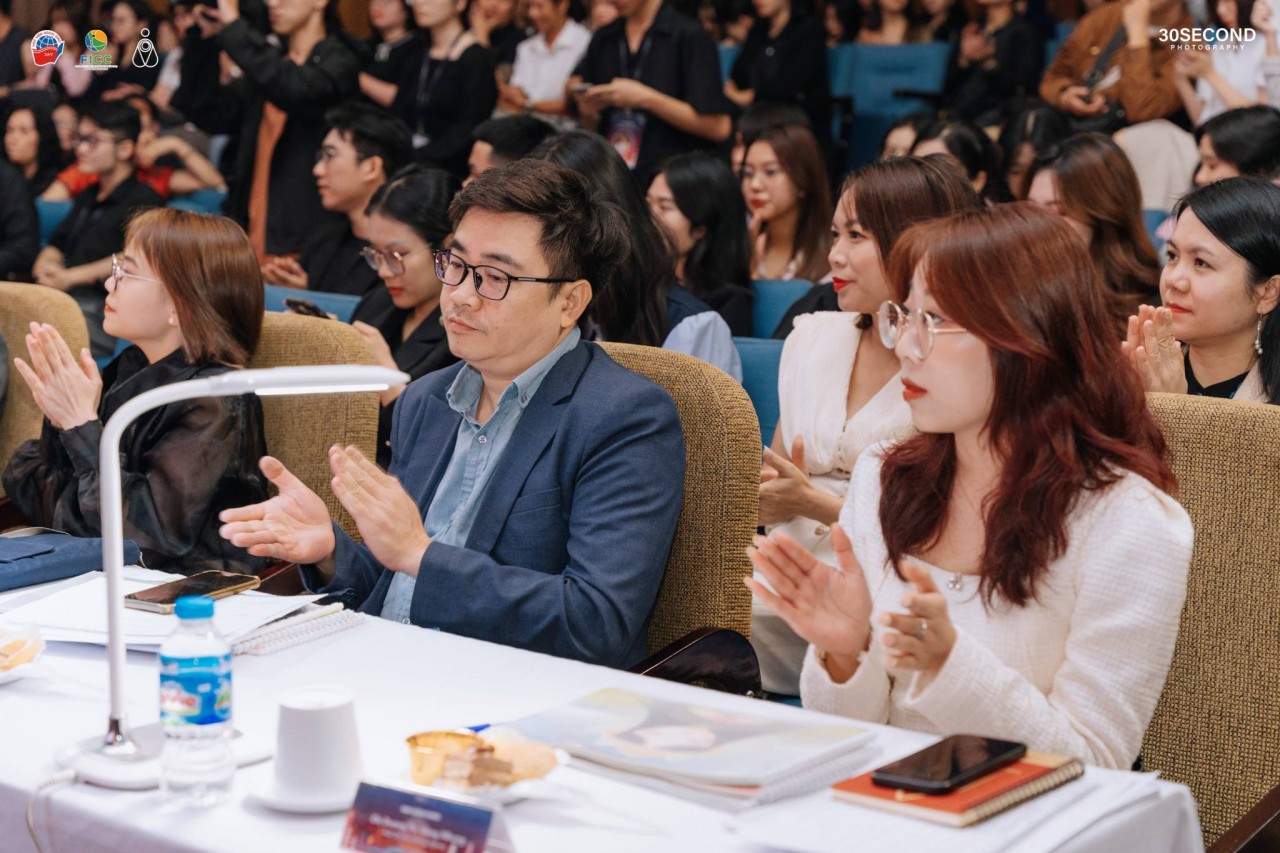 Giám khảo Đinh Trần Tuấn Linh, Chị Phan Bảo Ngọc và Chị Dương Thị Hồng Nhung. (Ảnh: BTC) Giám khảo Đinh Trần Tuấn Linh, Chị Phan Bảo Ngọc và Chị Dương Thị Hồng Nhung. (Ảnh: BTC)