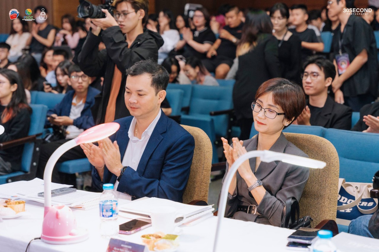 Giám khảo Vũ Tuấn Anh và Chị Lê Thiên Hạnh Trang. (Ảnh: BTC) Giám khảo Vũ Tuấn Anh và Chị Lê Thiên Hạnh Trang. (Ảnh: BTC)